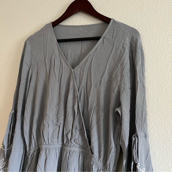 Boutique Gray / Dusty Blue Long Sleeve Floral Embroidered Romper Size Large - Picture 1 of 14